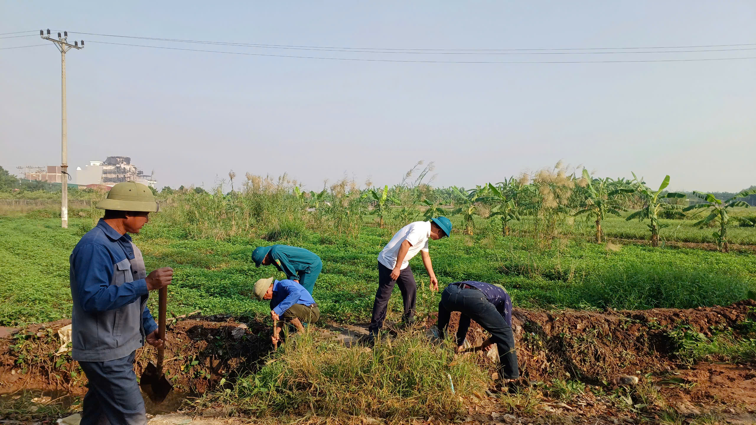 PHÁT ĐỘNG RA QUÂN NẠO VÉT KÊNH MƯƠNG THUỶ LỢI, VỆ SINH ĐỒNG RUỘNG PHỤC VỤ SẢN XUẤT VỤ ĐÔNG XUÂN 2024 - 2025