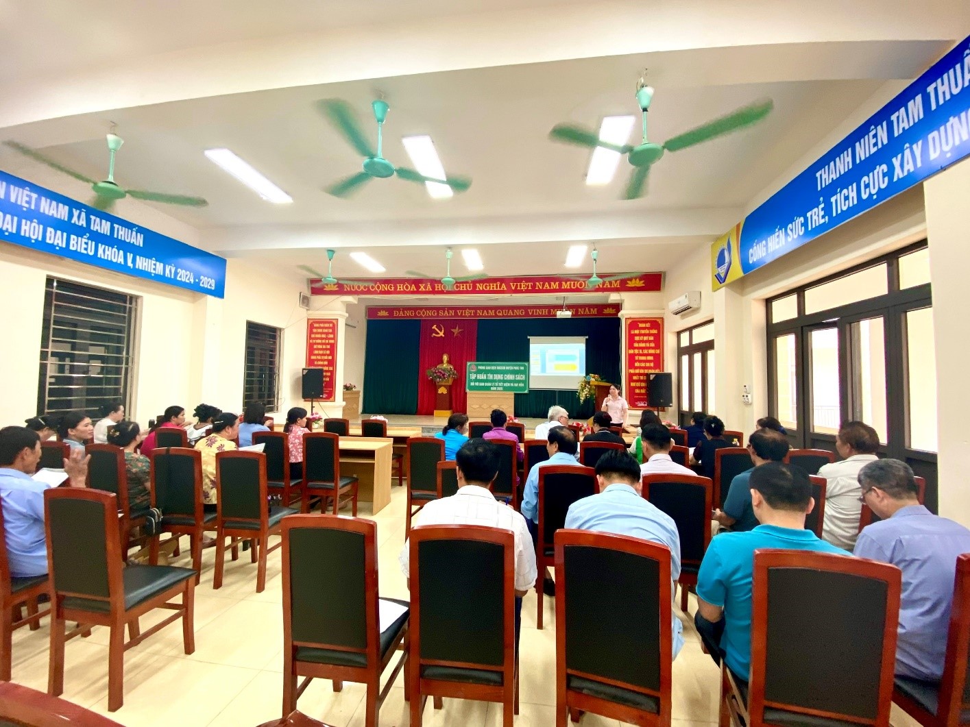 NGÂN HÀNG CHÍNH SÁCH XÃ HỘI HUYỆN PHÚC THỌ PHỐI HỢP TRIỂN KHAI TẬP HUẤN NGHIỆP VỤ CHO BAN QUẢN LÝ TỔ TIẾT KIỆM VÀ VAY VỐN TRÊN ĐỊA BÀN XÃ TAM THUẤN